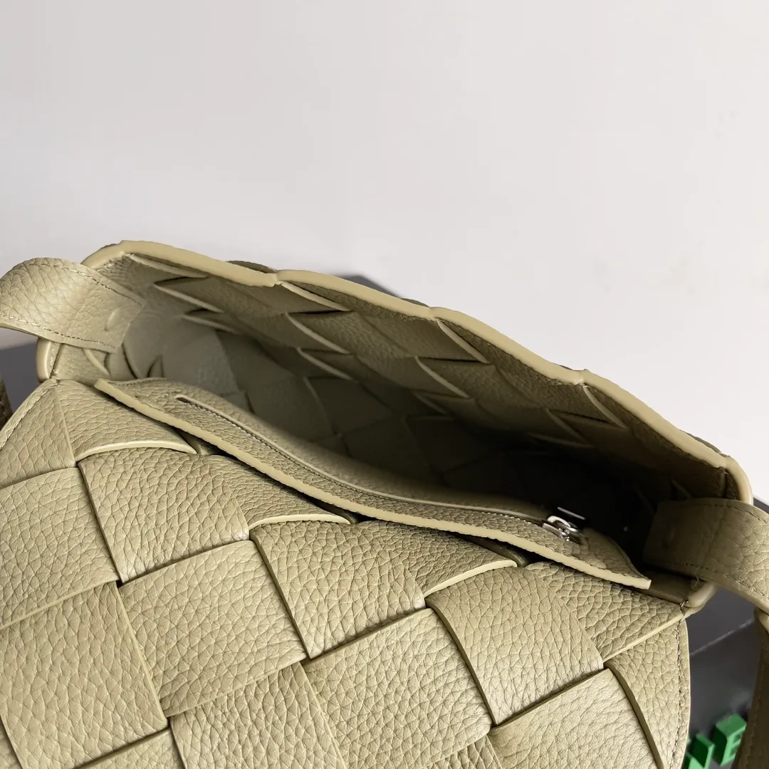 Batch 1860 BOTTEGA VENETA new Diago crossbody bag The diagonally built dynamic silhouette shows unique ingenuity. As a member of the B family's early autumn series, it uses the highest quality calfskin. The entire bag is softer, thicker and heavier, and durable. It is equipped with an adjustable strap. The texture of the 3cm wide leather strap is very similar to the litchi pattern. It is slightly stiffer than the litchi pattern. It is low-key, luxurious and full of connotation. It is refreshing and comfortable to match the upper body. Hu Yitian was also successfully captured by it. Style number: 795637 Size: 22.5*16.5*5.5cm